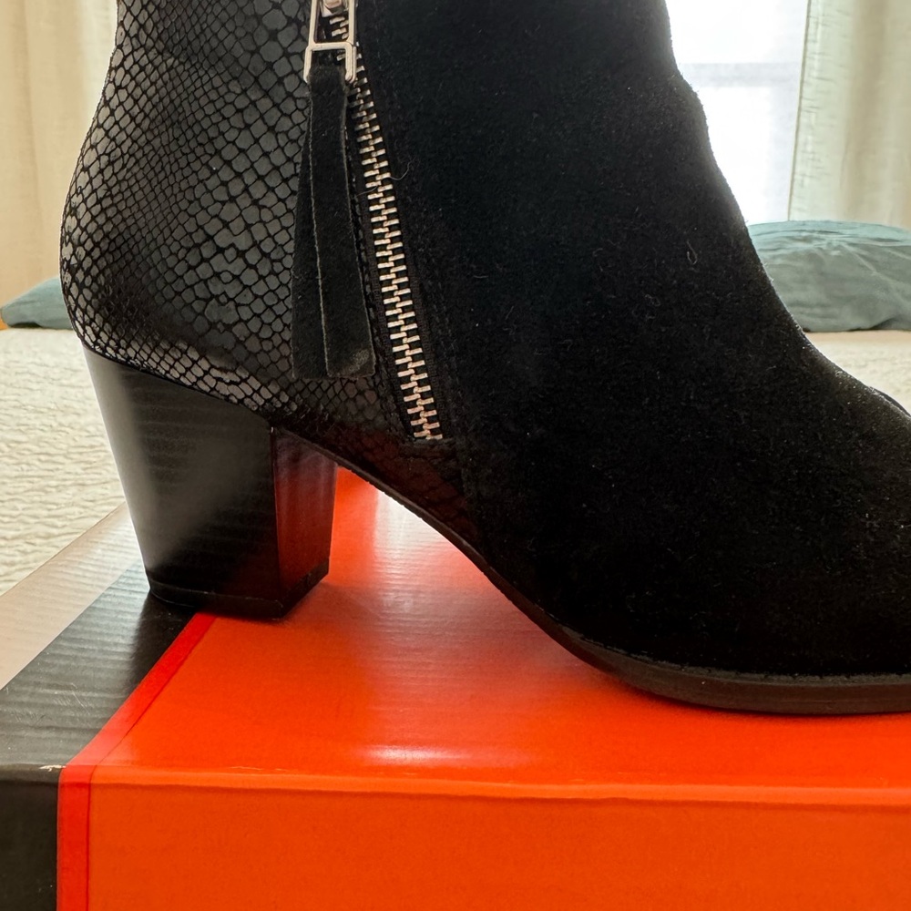 Vionic Anne black suede/snake bootie w/tassel zip 9.5W like new/worn only once - Picture 1 of 11